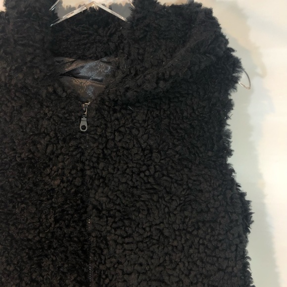 PLUSH TEDDY FAUX FUR ZIP UP HOODIE VEST - Picture 5 of 7